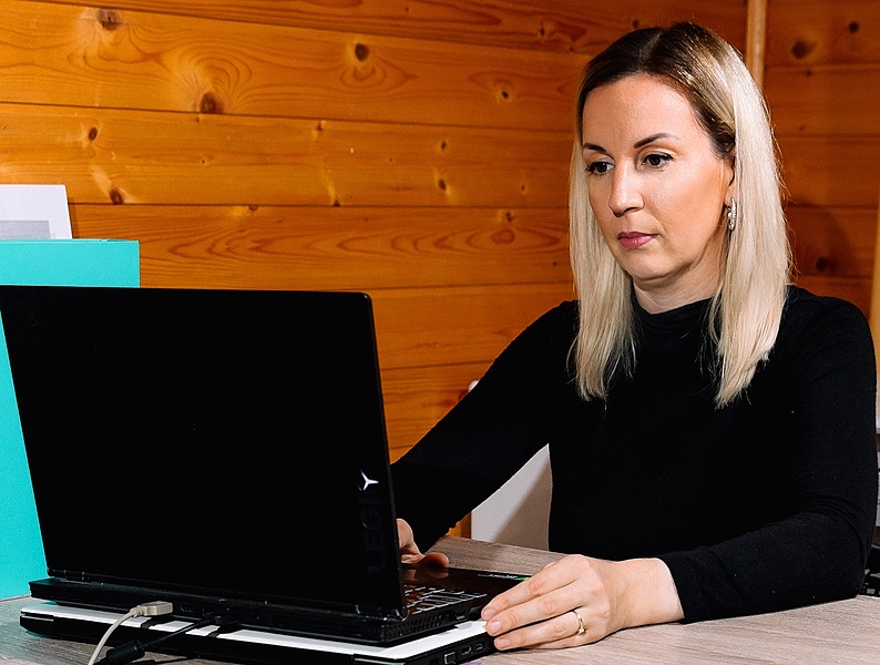 Ingrida Pallo-Busmane working at a computer